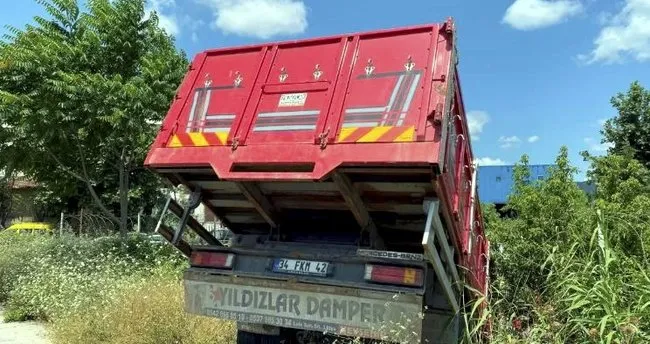 Sancaktepe’de kamyon ve çekici yol kenarına uçtu! 3 kişi yaralandı