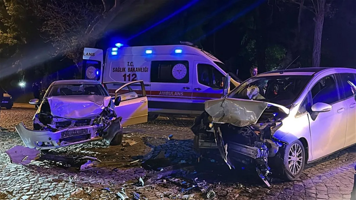 Edirne’de iki otomobil kafa kafaya çarpıştı: 4 kişi yaralandı, ortalık savaş alanına döndü! Edirne’de iki otomobil kafa kafaya çarpıştı: 4 kişi yaralandı, ortalık savaş alanına döndü!