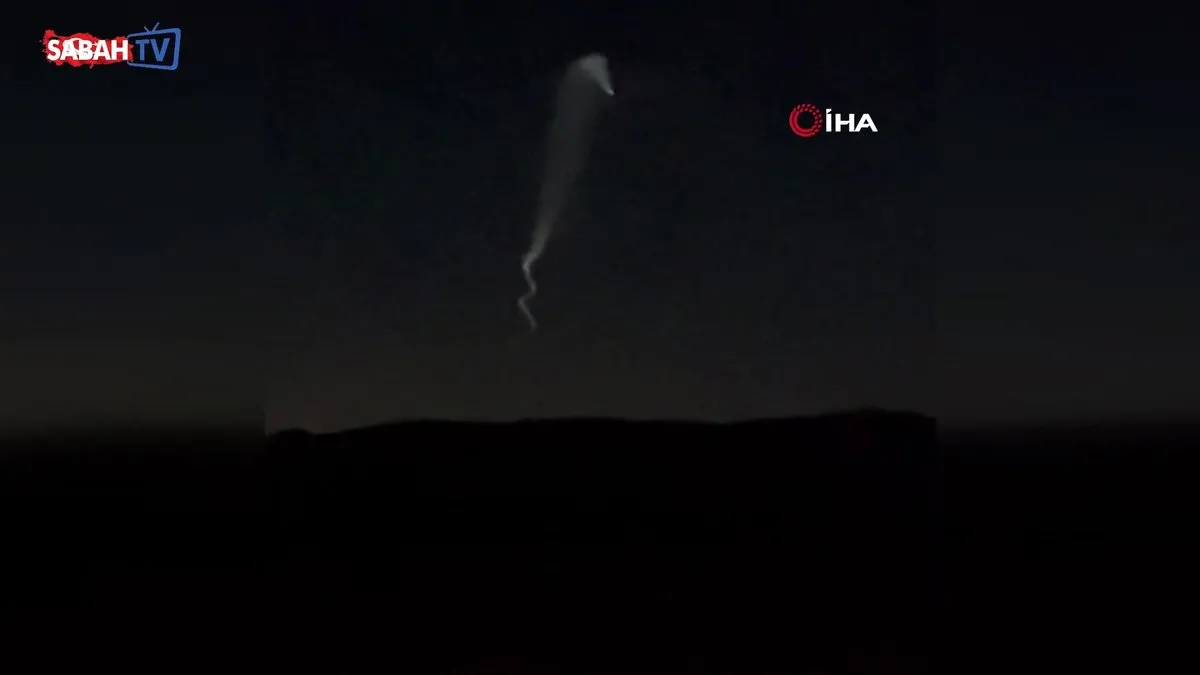 Gökyüzünde tanımlanamayan cisimler merak uyandırdı | Video