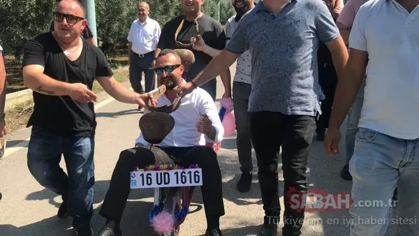 Boynuna öküz çanı takılan damat, el arabasıyla gezdirildi