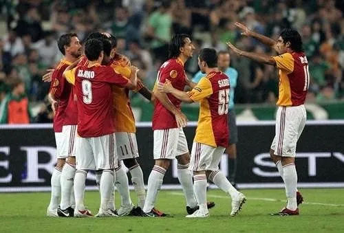 Aslan Atina'da kükredi