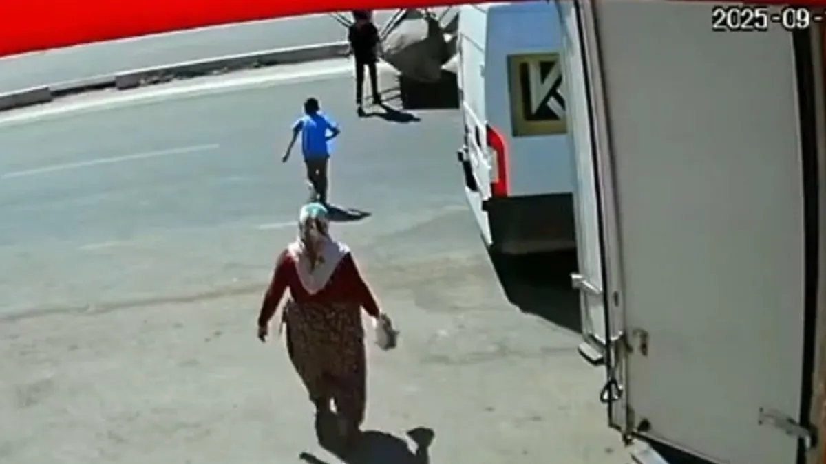 Feci kazada 2 yaşındaki Hatice hayatını kaybetmiş abisi ağır yaralanmıştı: O anlar güvenlik kamerasında! Feci kazada 2 yaşındaki Hatice hayatını kaybetmiş abisi ağır yaralanmıştı: O anlar güvenlik kamerasında!