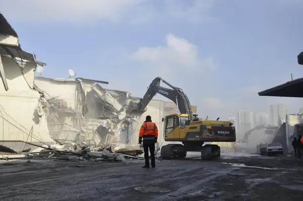 Zeytinburnu Nakliyeciler Sitesi'nde yıkım başladı