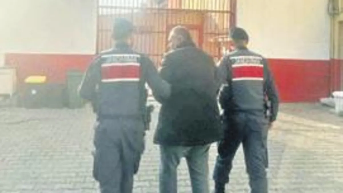 Annesini odunla başına vurup öldürdü