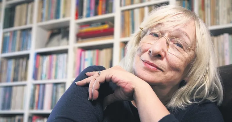 Evin içinden konuşan kadın Alev Alatlı