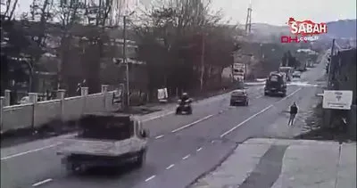 Karşı şeride geçip otobüse çarptı: Kaza anı kamerada | Video