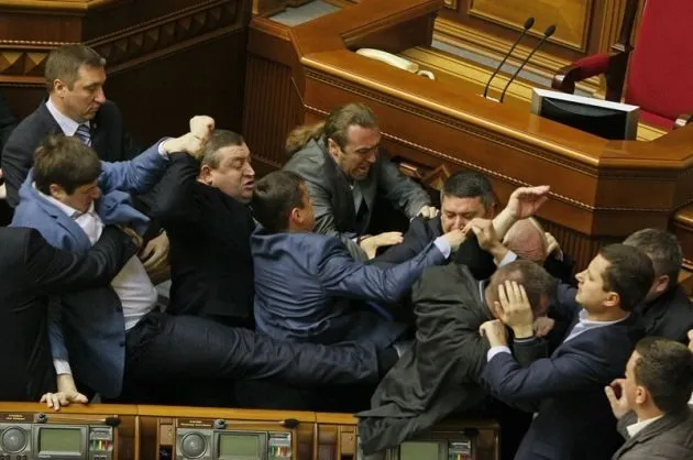 Ukrayna Parlamentosu’nda kanlı kavga