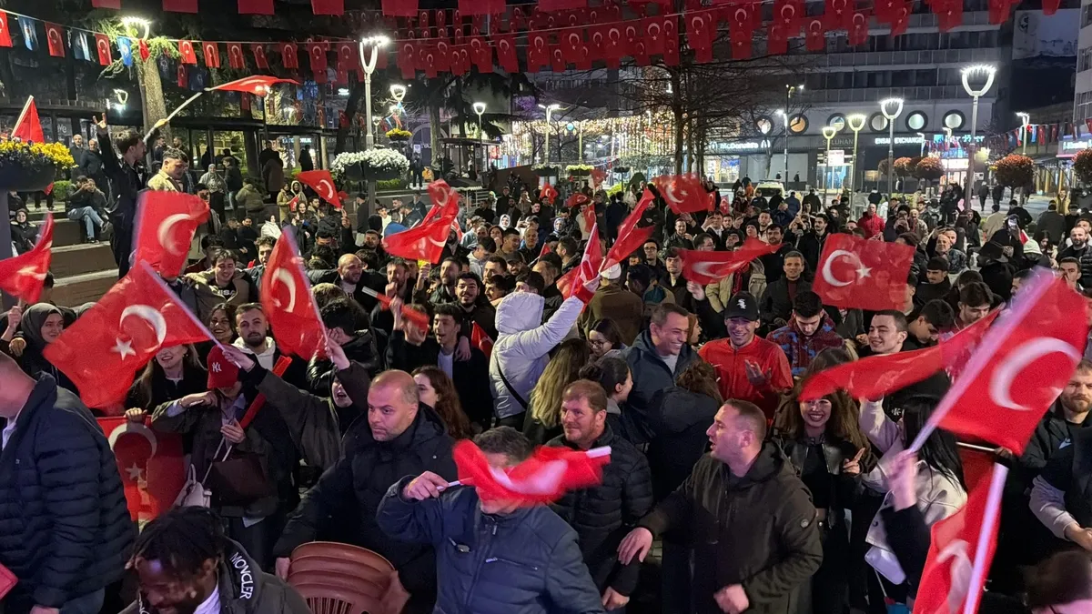 Türkiye’de Dünya Kupası coşkusu! Milli Takım’ın galibiyeti yurtta büyük sevinçle karşılandı Türkiye’de Dünya Kupası coşkusu! Milli Takım’ın galibiyeti yurtta büyük sevinçle karşılandı