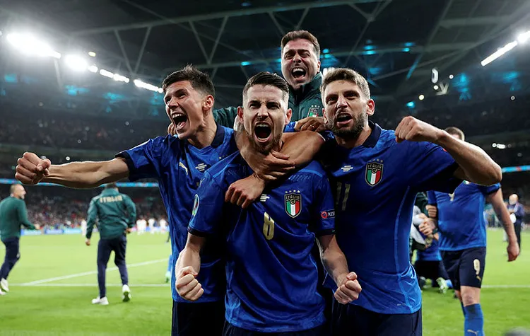 euro-2020de-ilk-finalist-italya-oldu-jorginhonun-penaltisi-cok-konusuldu-1625634303489.jpg