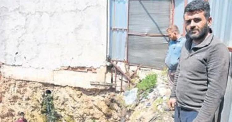 Aylardır şebeke suyu boşa akıyor