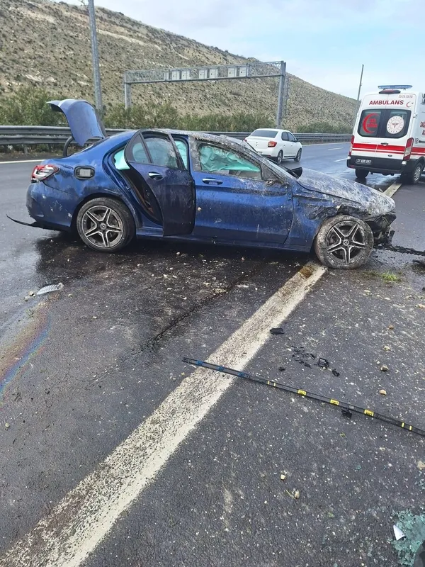 otoyolda-kaza-arac-kullanilamaz-hale-geldi-1774085658488.jpg