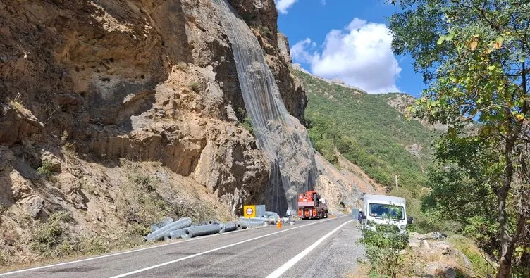 Tunceli’de kaya düşmelerinin ölüm ve yaralanmalara sebep olduğu yola çelik ağ