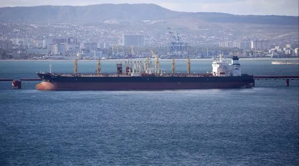 rusyada-korkutan-deniz-kazasi-petrol-tankeri-parcalandi-1734271747510.jpg