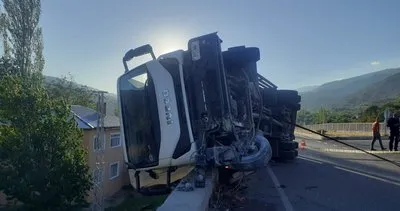 Devrilen kamyon istinat duvarı üzerinde asılı kaldı: Sürücü yaralandı #sivas