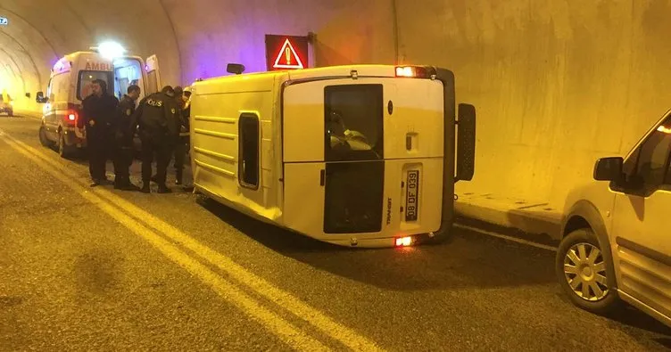 Artvin’de polis minibüsü devrildi: 4 yaralı