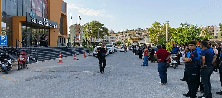 SON DAKİKA | Silifke’de rüşvet paraları belediye logolu kolilerde taşındı! Mustafa Turgut 1,5 milyonluk konserden 3 milyon indirmiş