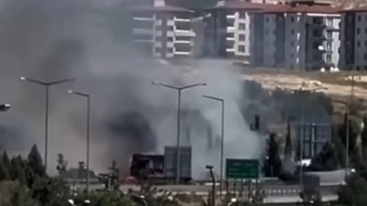 Gaziantep’te saman balyası yüklü tırda yangın Gaziantep’te saman balyası yüklü tırda yangın