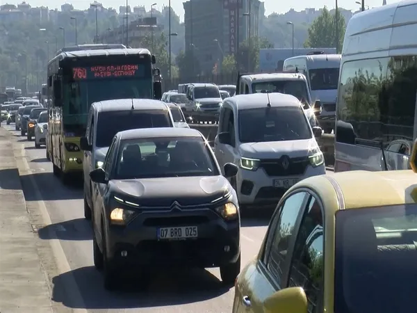 kucukcekmecede-feci-kaza-otomobil-bariyerlere-carparak-takla-atti-trafik-felc-oldu-1778915169847.jpg