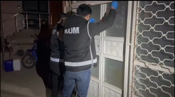 matbaa-kurup-7-milyon-99-bin-sahte-dolar-basan-supheliler-operasyonla-yakalandi-1742889880047.jpg