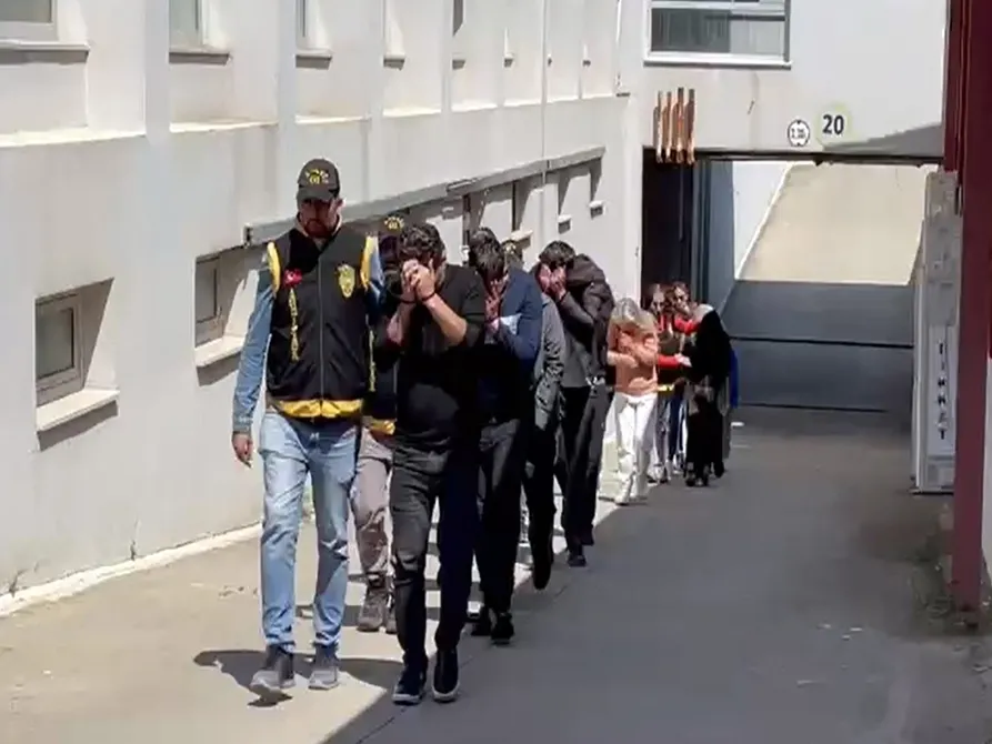 Adana'da masaj salonlarında fuhuş çetesine baskın! 12 şüpheliden 9'u tutuklandı!