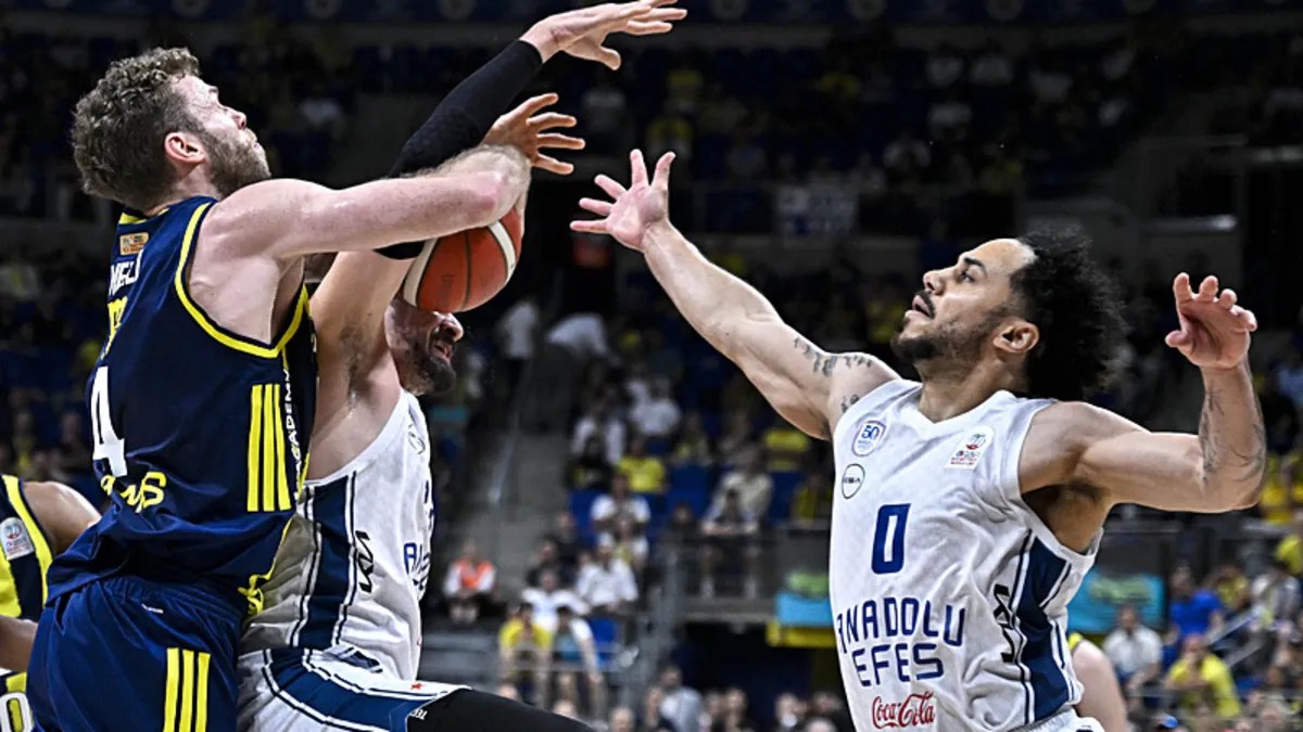 Anadolu Efes ve Fenerbahçe Beko basketbol takımları parkede