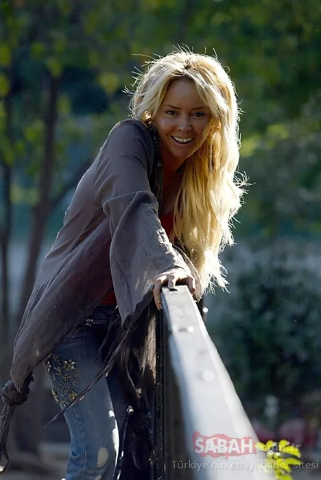 54 yaşındaki Özlem Savaş güzelliğiyle yıllara meydan okuyor! Sosyal medyayı salladı 4 54 yaşındaki Özlem Savaş güzelliğiyle yıllara meydan okuyor! Sosyal medyayı salladı