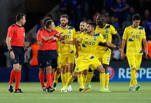 Leicester - Porto maçında Cüneyt Çakır’a sert tepki!