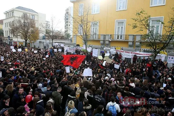 Binlercesi toplandı! Diz çöküp beklediler...