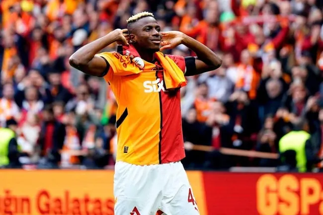 victor-osimhen-icin-olay-pankart-napoli-taraftarindan-sok-tepki-1752875203133.jpeg