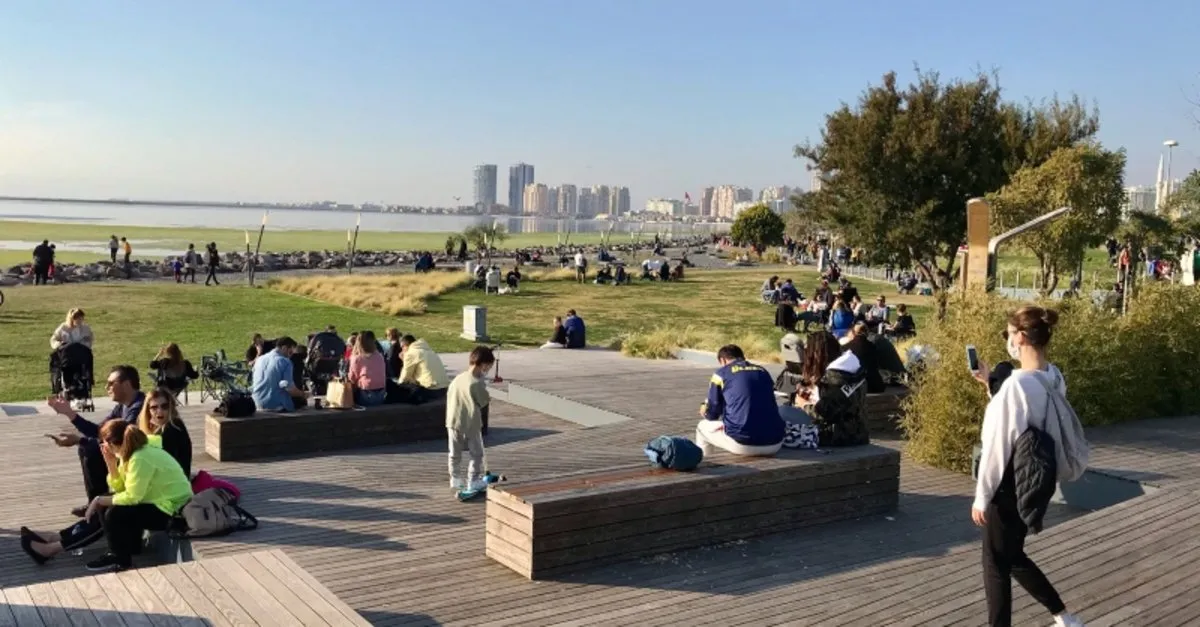 İzmir'de vatandaşlar sahile koştu