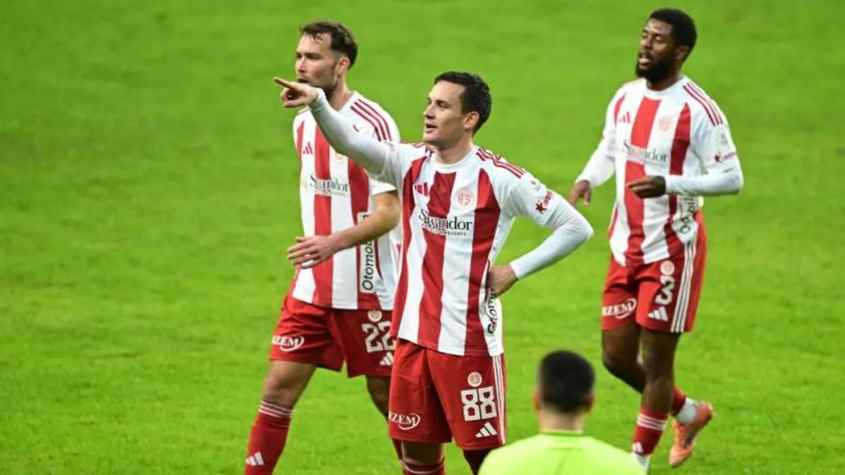 Bodrum FK forması giyen bir futbolcu