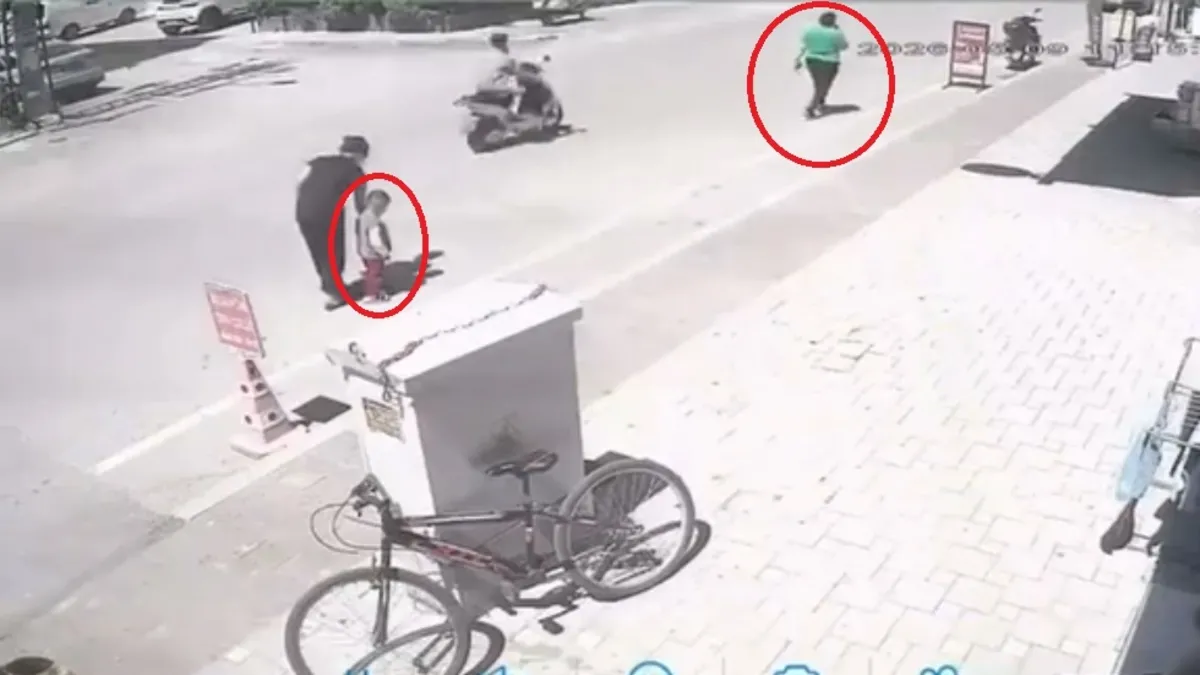Adana’da sokak ortasında feci olay: 2 yaşındaki çocuğu tekmeledi! Adana’da sokak ortasında feci olay: 2 yaşındaki çocuğu tekmeledi!