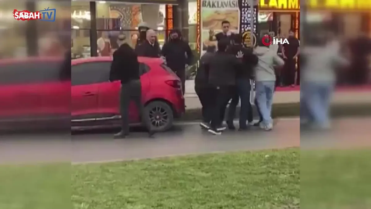 Aralarına aldıkları kişi tekme tokat böyle dövdüler! | Video videosunu izle Aralarına aldıkları kişi tekme tokat böyle dövdüler! | Video videosunu izle