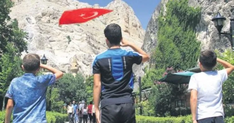 Kanyonda Türk bayrağına selam