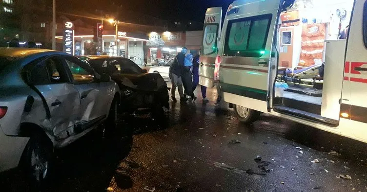 Kocaeli’de 2 otomobil çarpıştı: 1’i çocuk 6 yaralı