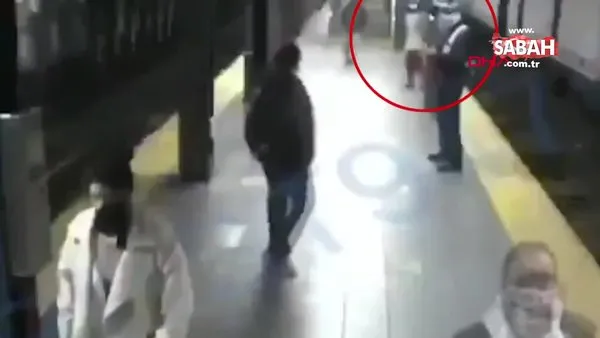 ABD New York'ta metro istasyonunda dehşet! Kadın yolcuyu raylara itti | Video