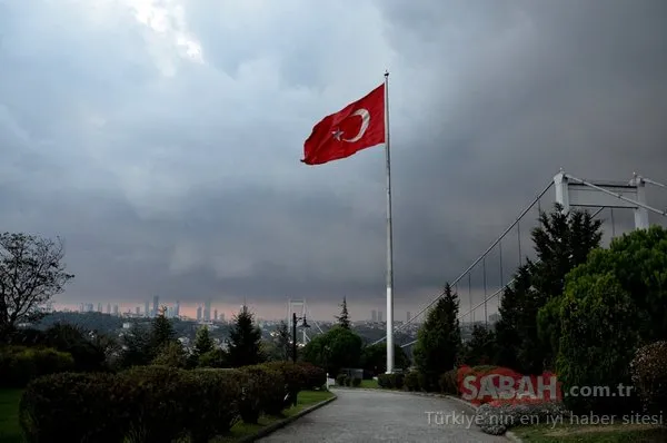 Bulutlar İstanbul Boğazı'nı kapladı