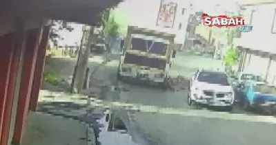 Motosiklet sürücüsü önce otomobile sonra kamyona çarptı... O anlar kamerada