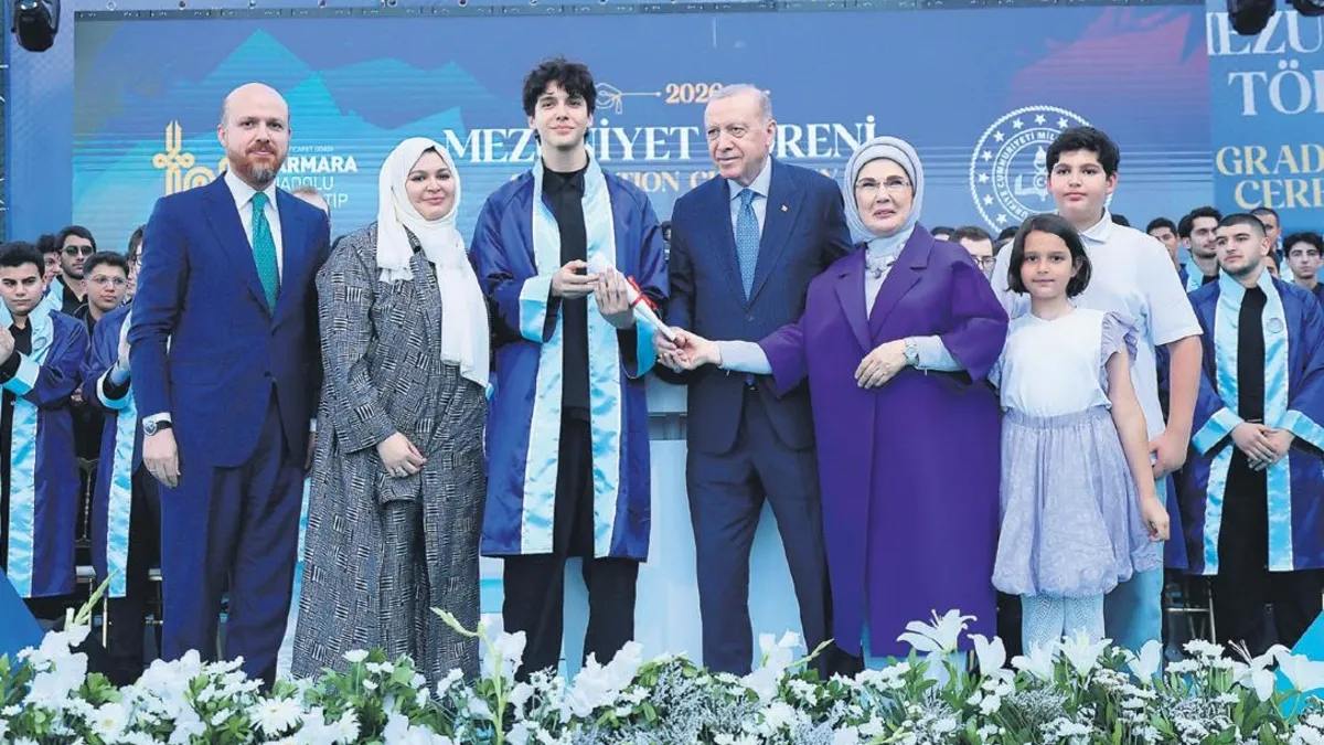 Erdoğan, torunu Ömer Tayyip’e diplomasını verdi Erdoğan, torunu Ömer Tayyip’e diplomasını verdi