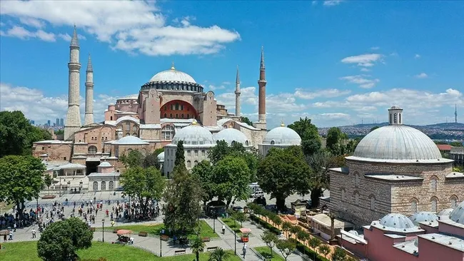 ayasofya-camiinin-ibadete-acilmasinin-uzerinden-4-yil-gecti-1720641951478.jpg