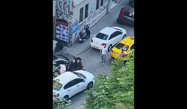 beyoglunda-akilalmaz-olay-yari-ciplak-halde-motosikletlinin-onune-atladi-duba-ve-sopalarla-olduresiye-darp-edi-1785830015806.jpg