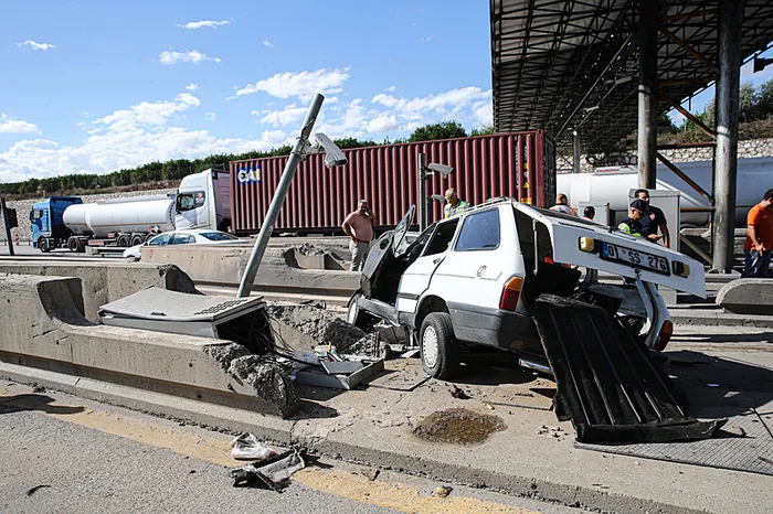 otomobil-otoyol-giselerinde-beton-bariyerlere-carpti-2-olu-1760016133947.jpg