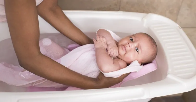 Yeni doğan bebeğe banyo yaptırırken dikkat