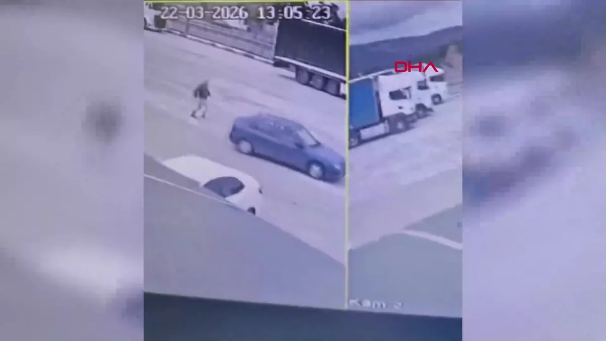 El freni çekilmeyen otomobile, başka otomobil çarptı: 1 ölü, 3 yaralı | Video videosunu izle El freni çekilmeyen otomobile, başka otomobil çarptı: 1 ölü, 3 yaralı | Video videosunu izle
