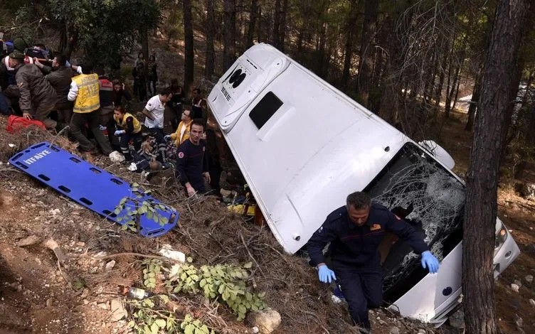 Antalya’da feci trafik kazası! Midibüs uçuruma devrildi: 2 ölü, 9 yaralı