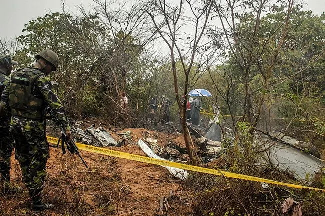 Kenya’da uçak düştü: 11 kişi hayatını kaybetti