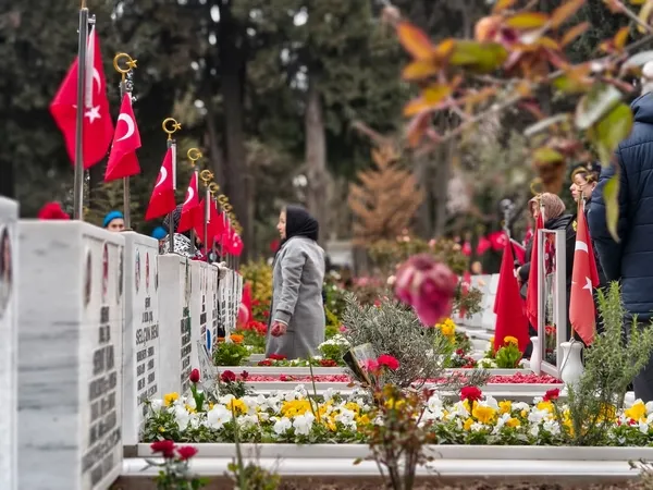 arefe-gunu-yurek-burkan-ziyaret-sehitler-unutulmadi-1773920732593.jpg