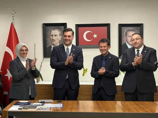 uskudar-belediyesinde-chpden-istifa-eden-elvan-dogan-ak-partiye-katildi-1789931299755.jpg