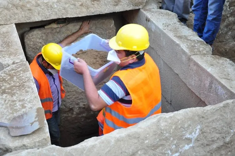 Tam 2 bin 400 yıllık oda mezarı bulundu!