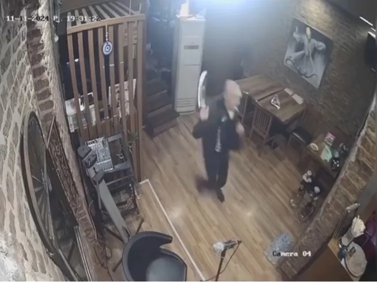 Beyoğlu’nda restoranda palalı dehşet; Mülk sahibi baskın yapıp kadına saldırdı